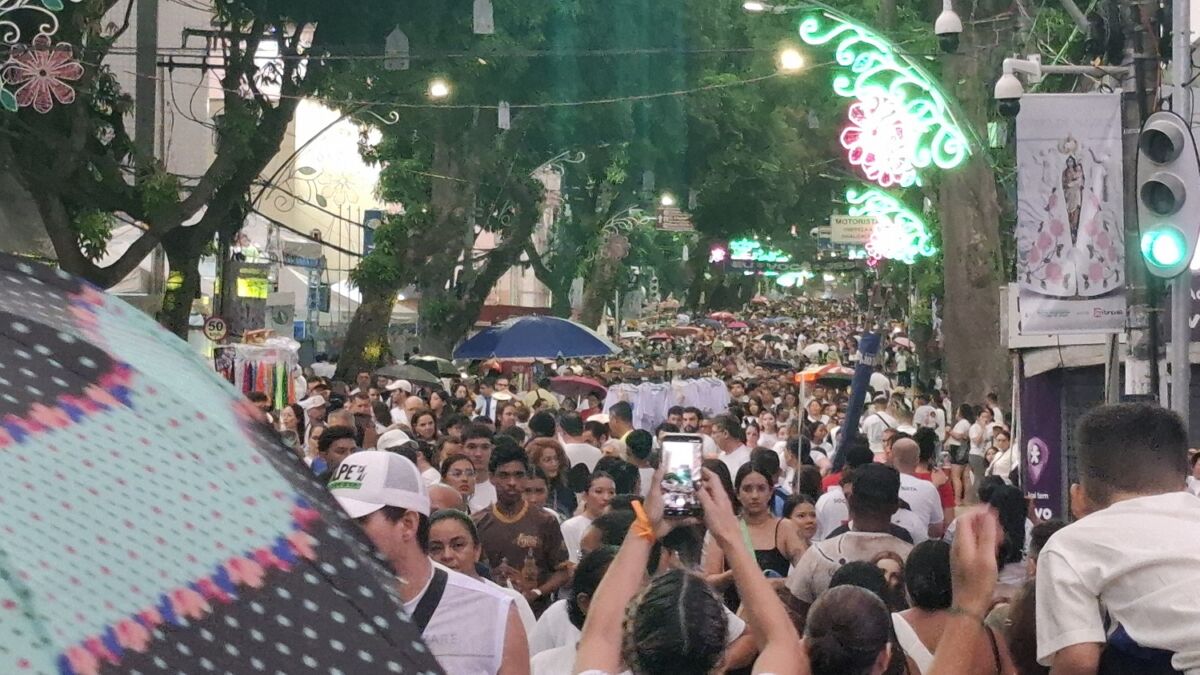 Fiéis lotam a Avenida Nazaré na manhã de domingo (11) durante a procissão principal do Círio de Nazaré 2026; com 2,3 milhões de pessoas, cortejo percorreu 3,6 km da Catedral até a Basílica Santuário – Foto: Gutemberg Bogéa