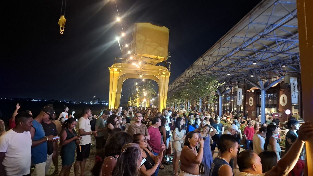 Noites marcantes na Estação das Docas. Uma verdadeira interação regional à beira da Baía do Guajará. Esse é o charme de Belém — onde a história dos icônicos guindastes amarelos se encontra com a alegria do nosso povo brasileiro – Foto: Gutemberg Bogéa