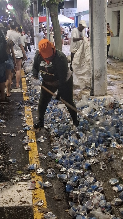 Onde a fé passa, o cuidado fica. No Círio de Nazaré, a devoção de milhões se encontra com o compromisso de deixar Belém limpa - Foto: Gutemberg Bogéa