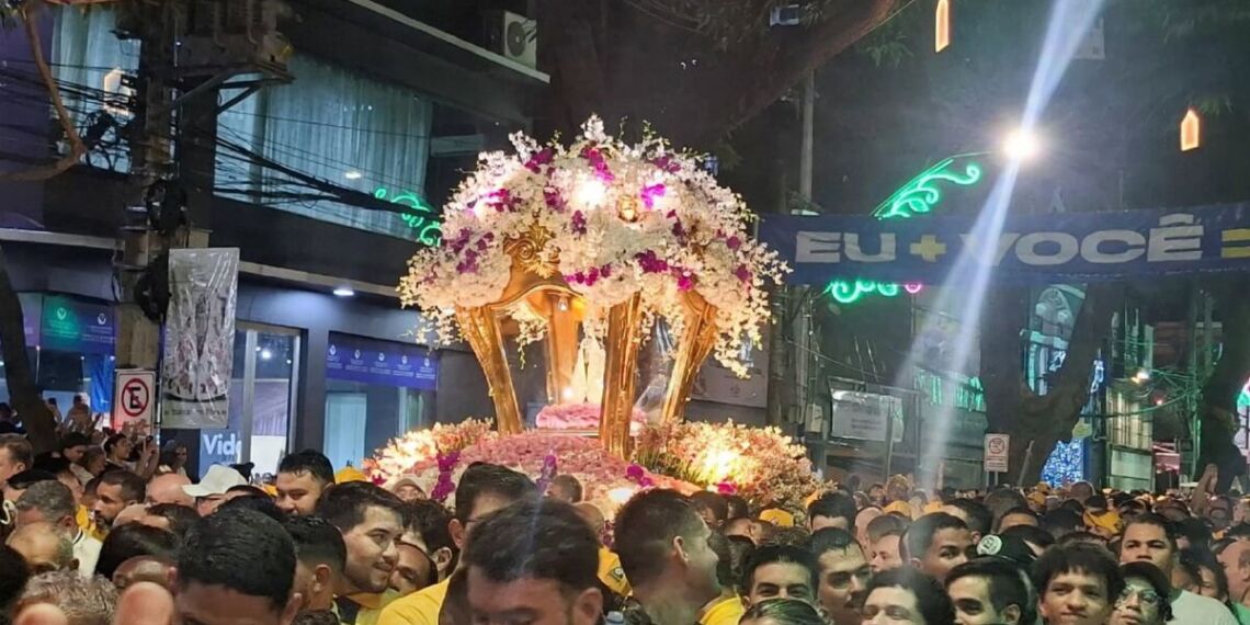Berlinda ornamentada com flores leva a imagem peregrina de Nossa Senhora de Nazaré na Trasladação, na noite de 10 de outubro, em Belém. Romaria reuniu 1,9 milhão de fiéis no trajeto do Colégio Gentil Bittencourt à Catedral Metropolitana – Foto: Gutemberg Bogéa
