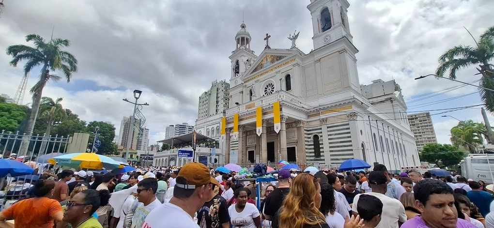 A movimentação intensa de fiéis no entorno da Basílica de Nossa Senhora de Nazaré é uma das imagens que marcam a festa – Foto: Gutemberg Bogéa