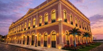 O primeiro hotel da rede portuguesa Vila Galé na capital maranhense já está em funcionamento desde 1º de outubro, ocupando o prédio histórico da antiga Casa Maranhão, no Centro Histórico de São Luís - Imagem: Divulgação
