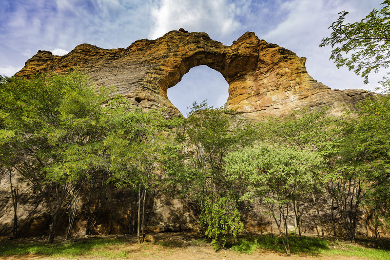 Pedra Furada é cartão-postal da Serra da Capivara e símbolo do parque - Foto: Divulgação