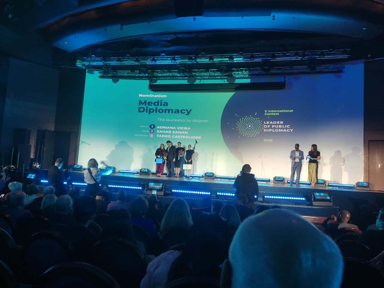 Adriana Vieira, primeira brasileira a ser premiada com o troféu de Líder da Diplomacia Pública – Categoria Mídia, em Moscow na Rússia - Foto: Divulgação 
