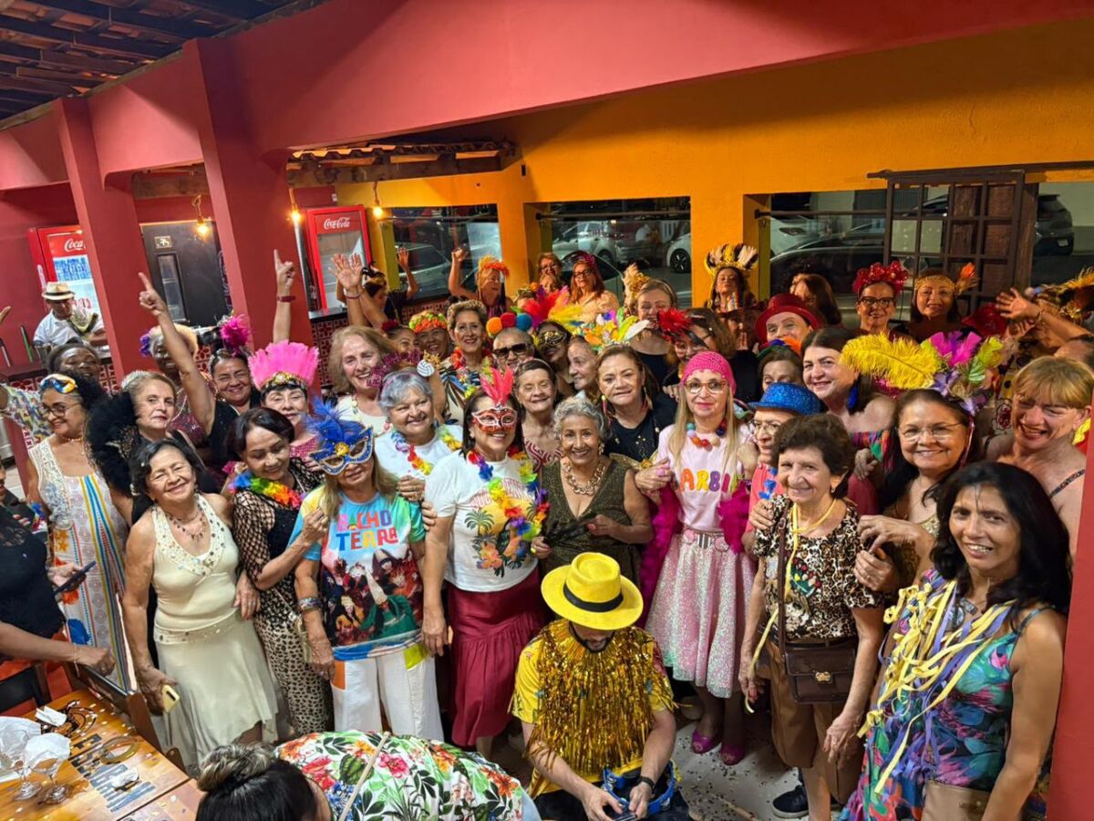 Evento carnavalesco do Rolê 60+ de fevereiro de 2026 no Don Irdara Restaurante, em São Luís, com participantes fantasiadas em clima de folia, música e confraternização – Foto: Divulgação