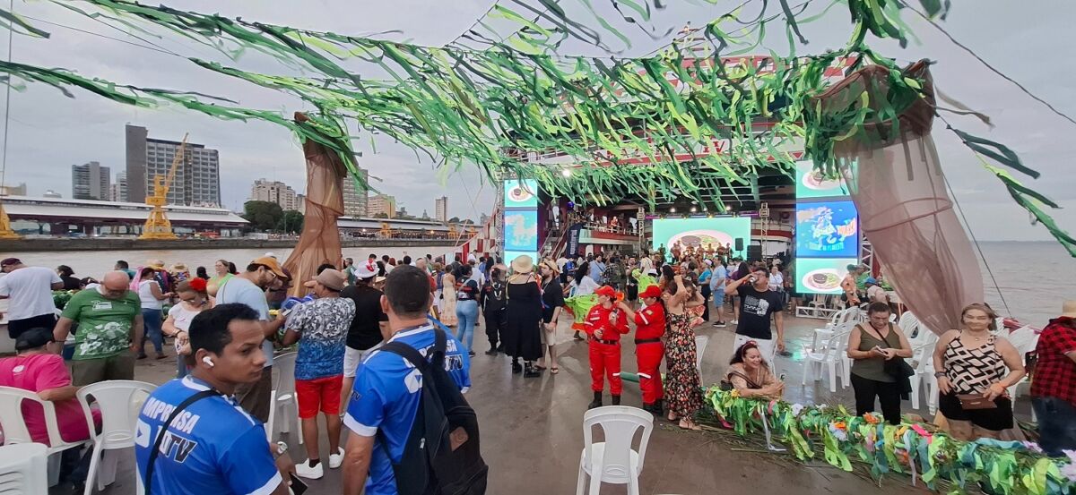 Em Belém, 2025. II Congresso Nacional com a Amazônia no centro do mundo. 120 comunicadores conectando sustentabilidade, gastronomia e turismo comunitário, de olho na COP30. No detalhe, jornalistas em um intercâmbio cultural com o Arraial da Pavulagem, uma das maiores manifestações culturais da região – Foto: Gutemberg Bogéa