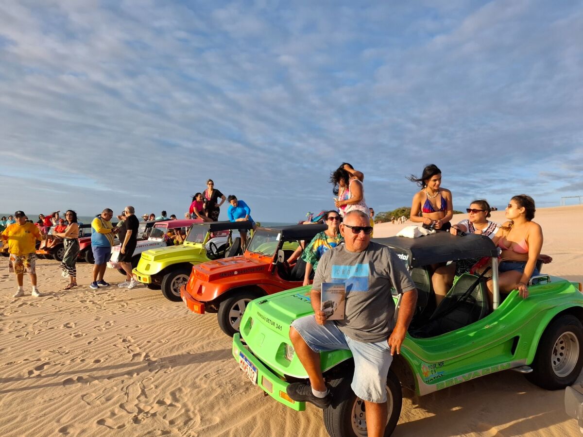 Em Natal, no Rio Grande do Norte: Palestras, lançamento de livro e visitas técnicas que geraram mais de 100 matérias espontâneas sobre o turismo potiguar. No detalhe, jornalistas durante passeio de buggy nas dunas de Genipabu – Foto: Gutemberg Bogéa