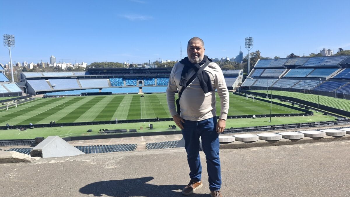 Canelones, Uruguai, setembro de 2026 - Encontro Internacional de Turismo, marco histórico que consagrou a Febtur como articuladora latino-americana e abriu novas frentes de cooperação entre Brasil e países vizinhos. No detalhe, o diretor do JP Turismo, Gutemberg Bogéa durante visita ao Estádio Centenário, em Montevidéu – Foto: Áurea Mascarenhas