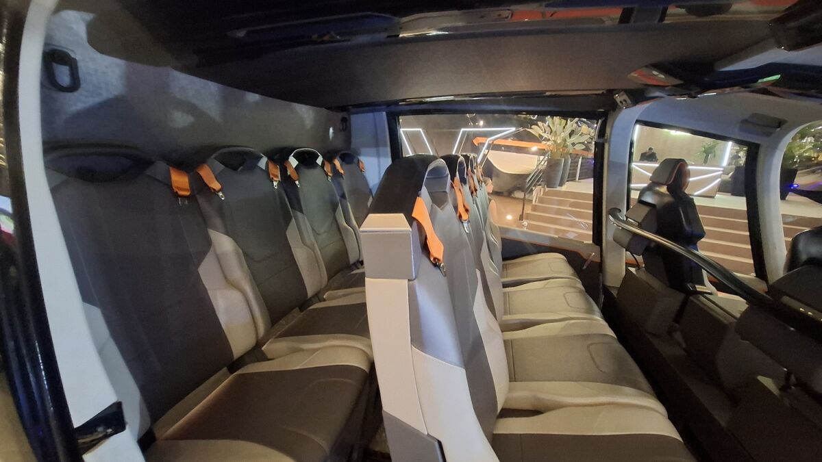 Nas duas imagens, o painel e a parte interna do novo Robinson R88, helicóptero para até oito passageiros e dois tripulantes – Fotos: Gutemberg Bogéa