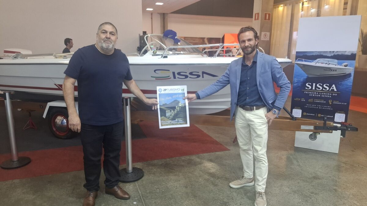 Gutemberg Bogéa (JP Turismo) e Danilo Iakaimoff, proprietário da Senna Boat. No detalhe, o Sissa, primeira embarcação do piloto Ayrton Senna – Foto: Divulgação