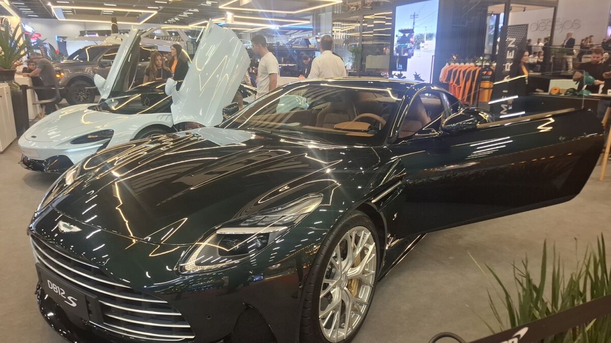 Marcas associadas, entre automóveis e helicópteros ligadas ao estilo de vida do mercado de luxo – Foto: Gutemberg Bogéa
