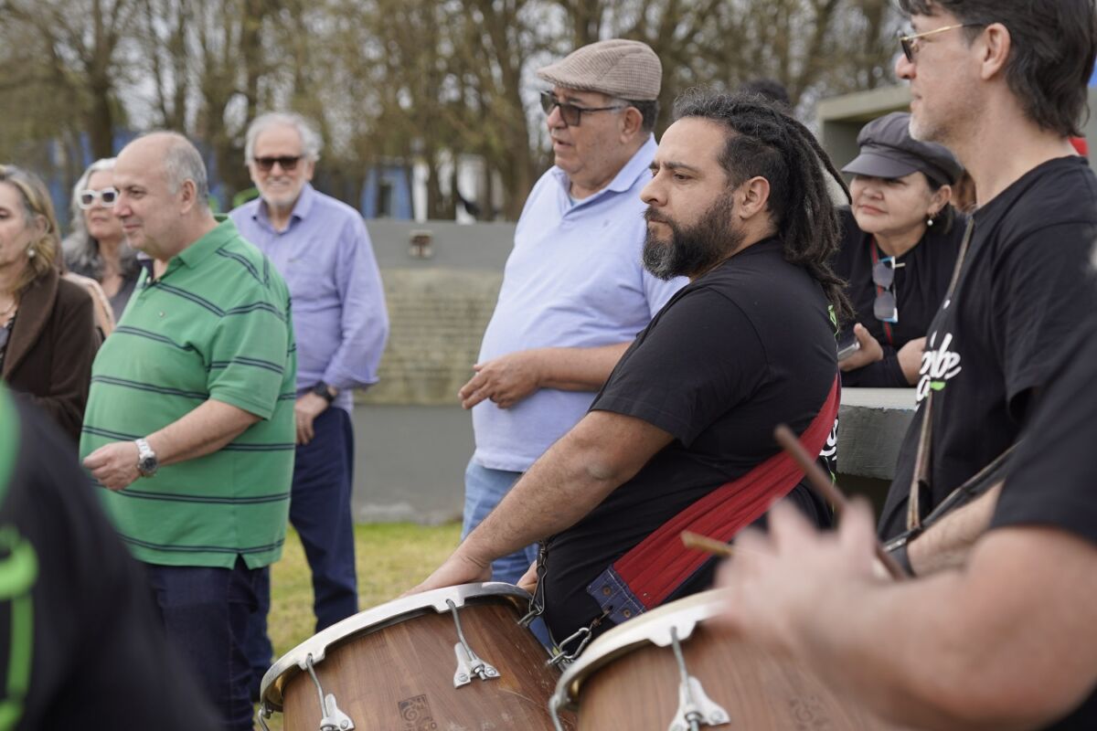 O candombe faz parte da rotina cidade, com apresentações em espaços culturais e na praça – Foto: Alito González