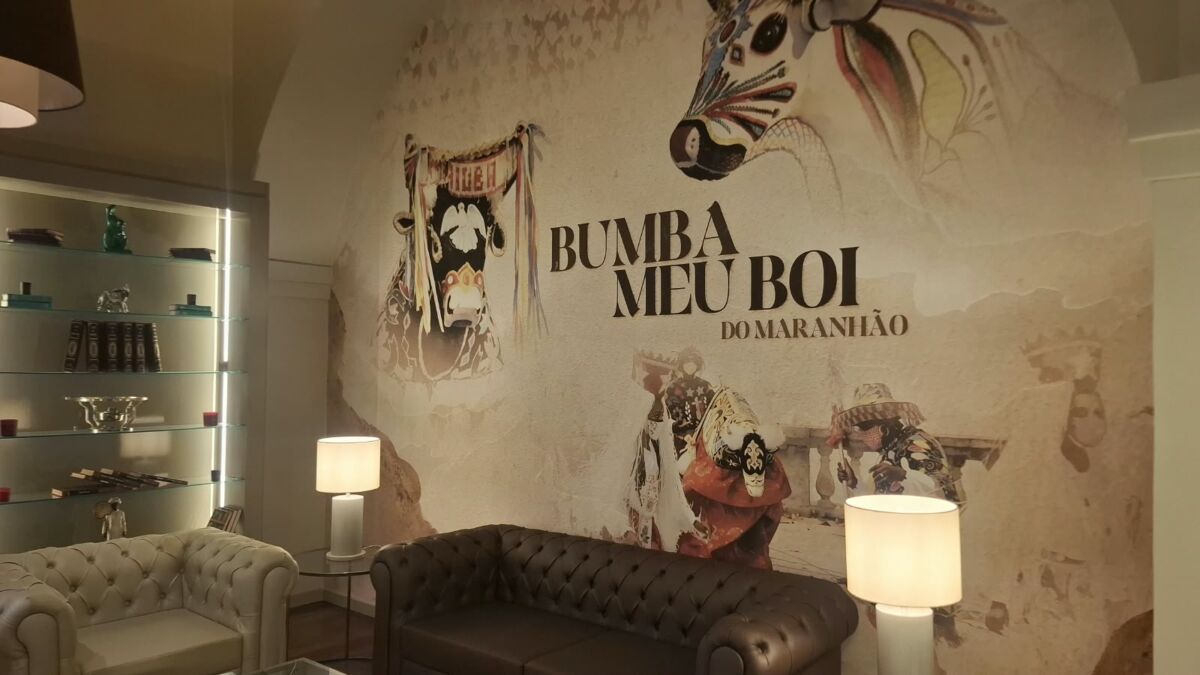 Ambiente interno do Vila Galé Collection Ópera São Luís traz referência ao Bumba Meu Boi do Maranhão, valorizando a cultura popular maranhense na decoração do novo hotel na Praia Grande, no Centro Histórico – Foto: Gutemberg Bogéa