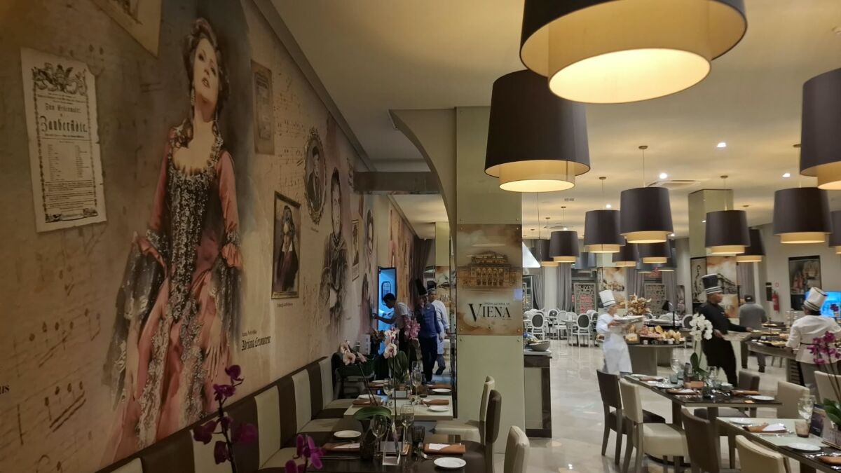 Restaurante interno do Vila Galé Collection Ópera São Luís traz na decoração a forte influência portuguesa e referências ao universo da ópera, com imagens alusivas a Viena – Foto: Gutemberg Bogéa