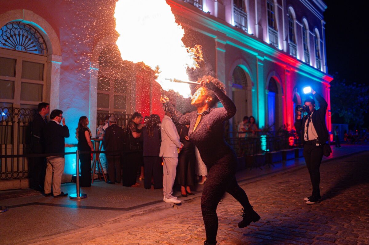 A arte circense maranhense marcou a noite de inauguração oficial do Vila Galé Collection Ópera São Luís, na Praia Grande, com apresentação da Companhia Circo Tá na Rua em frente ao hotel iluminado – Foto: Divulgação/Vila Galé